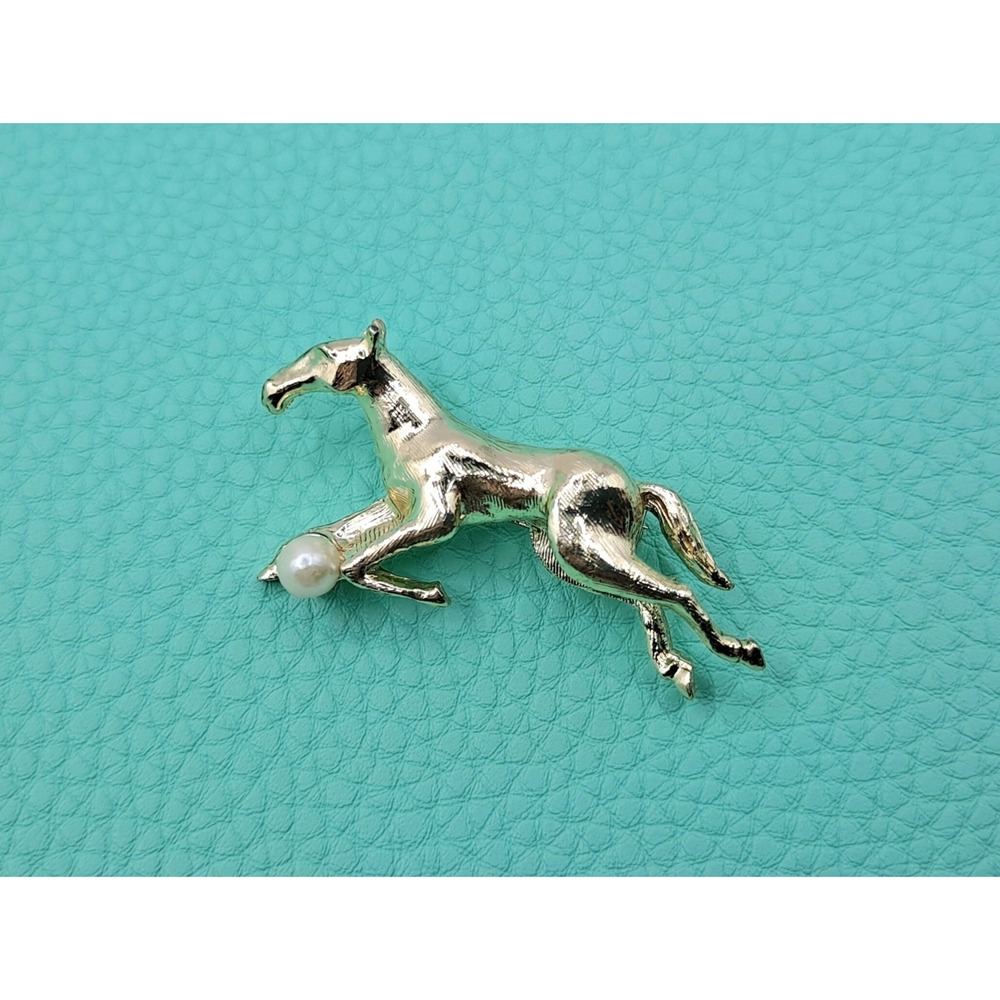 Vintage Horse Brooch Light Goldtone Mid Century Filly with Pearl - Picture 2 of 9